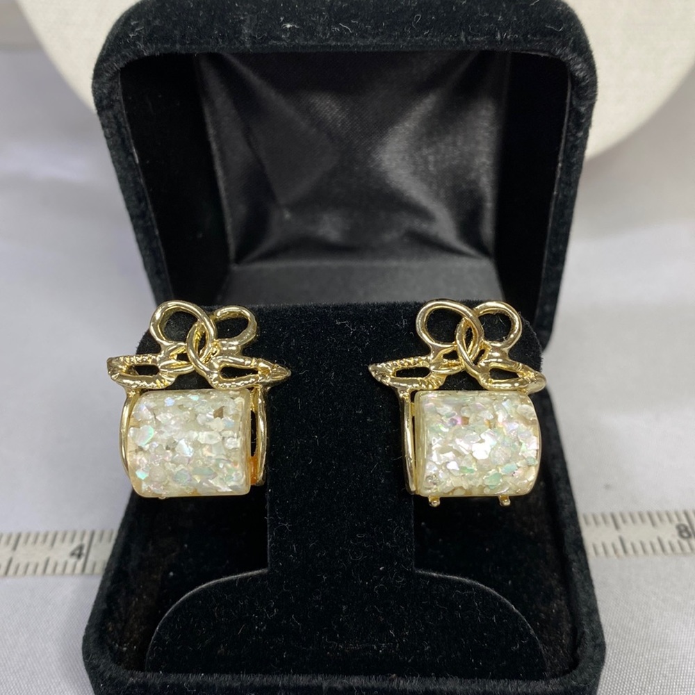 Vintage petite Goldtone confetti style earrings